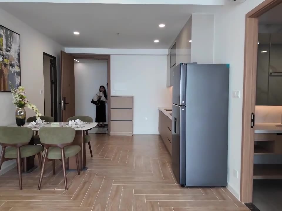 Bàn ăn và tủ lạnh trong căn hộ bàn giao tòa T1