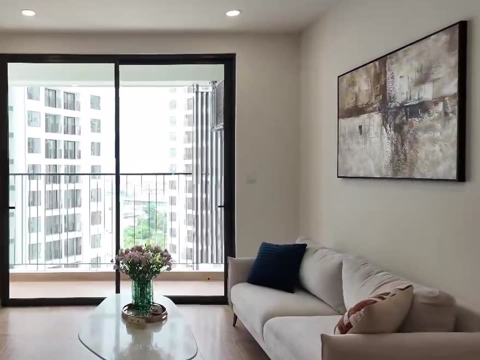 Phòng khách căn hộ bàn giao tòa T1 với sofa và cửa ban công