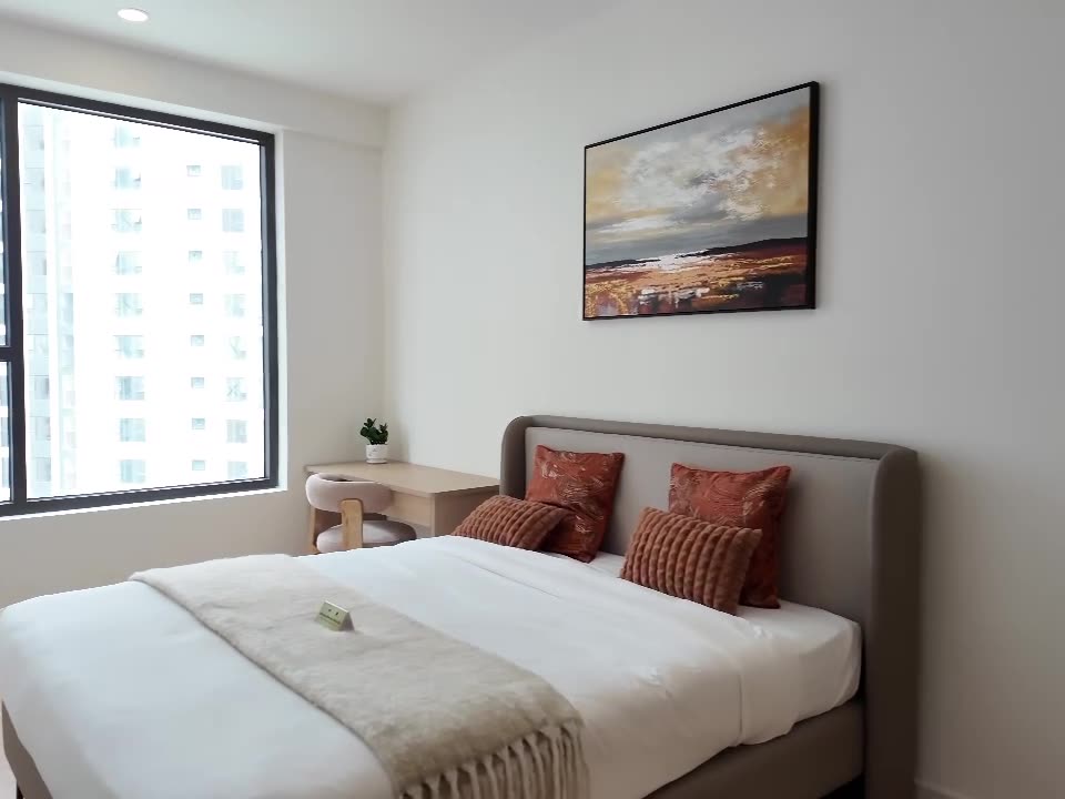 Phòng ngủ có giường và cửa sổ trong căn hộ bàn giao tòa T1