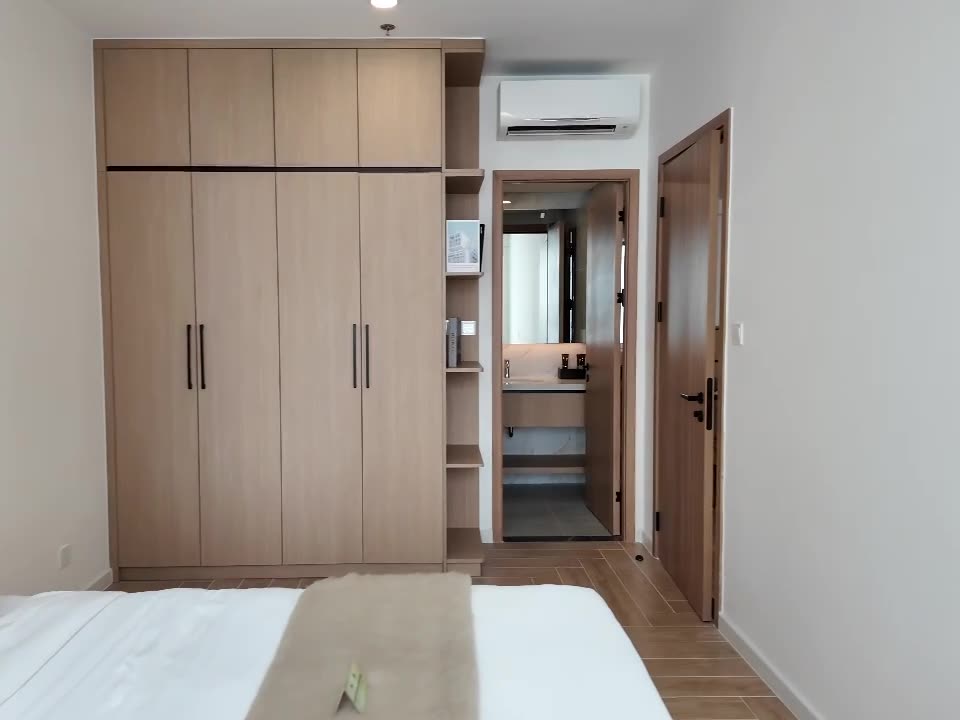 Tủ quần áo âm tường và máy lạnh trong phòng ngủ tòa T1