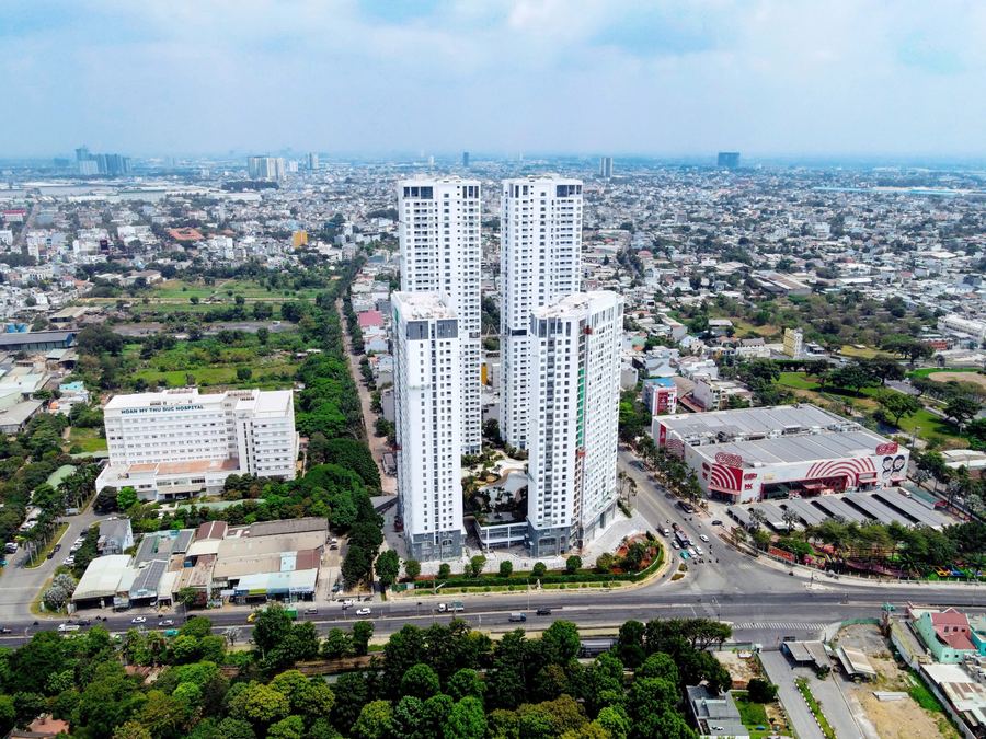 Ảnh flycam bốn tòa tháp Green Skyline, bên cạnh Bệnh viện Hoàn Mỹ Thủ Đức và siêu thị GO!